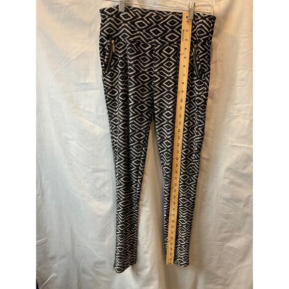 Stylish Black and White Leggings with Zipper Detail & Dual Pockets Sm/Med - Picture 4 of 5